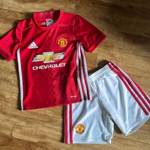 Manchester United uniform set by Adidas cross posted